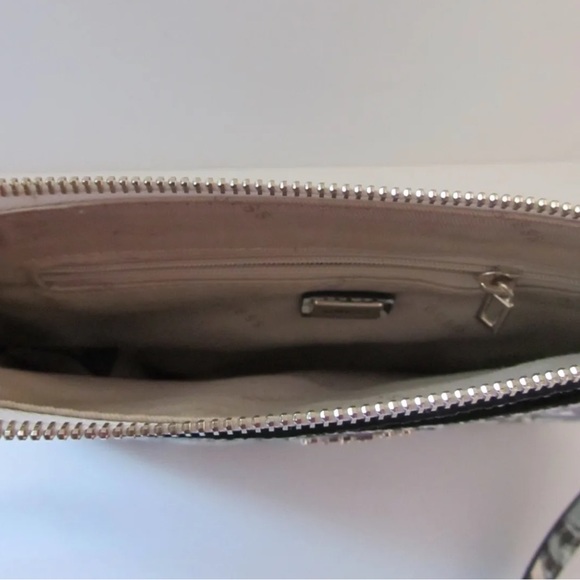 Guess Butterfly Crossbody Purse 🦋 Like new - Picture 5 of 6